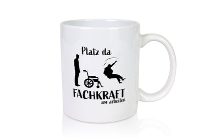 Platz da, Fachkraft | Rollstuhl Menschen lustig Humor Geschenkidee Geschenk