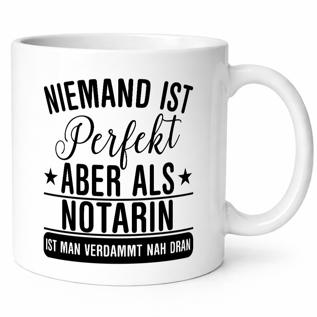 Verdammt nah dran: Notarin | Juristin lustiger Spruch Geschenk Humor