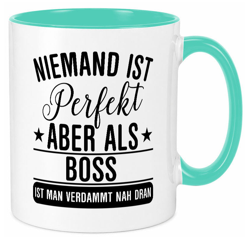 Verdammt nah dran: Boss | Führungskraft Vorgesetzter Humor Geschenkidee Tasse