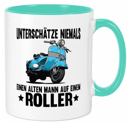 Unterschätze niemals einen alten mann auf einem Roller Humor Geschenkidee Tasse