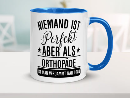 Verdammt nah dran: Orthopäde | Orthopädie Geschenkidee Humor Tasse