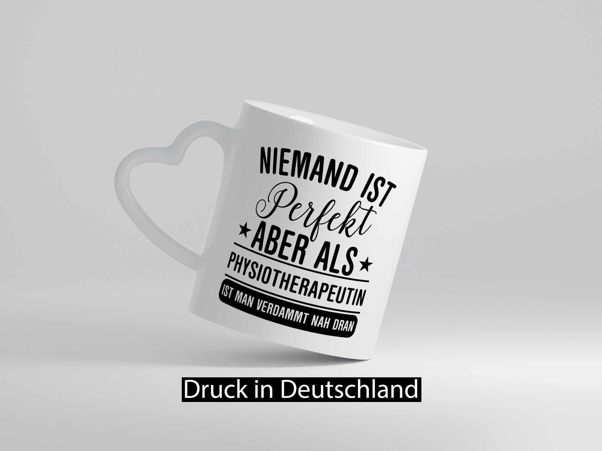Verdammt nah dran: Physiotherapeutin Humor Geschenkidee Tasse