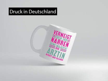 Verneigt euch: Ärztin | Medizin Doktorin Fachärztin v2 Geschenkidee Humor Tasse