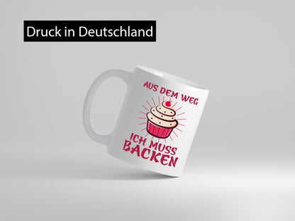 Aus dem weg ich muss Backen | Kuchen Humor Geschenkidee Tasse