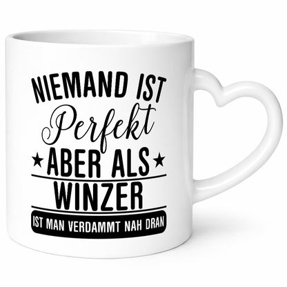 Verdammt nah dran: Winzer | Weinbauer Wein Humor Geschenkidee Tasse