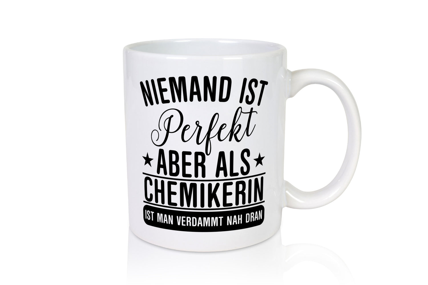 Verdammt nah dran: Chemikerin | Chemie Labor lustig Humor Geschenkidee Geschenk