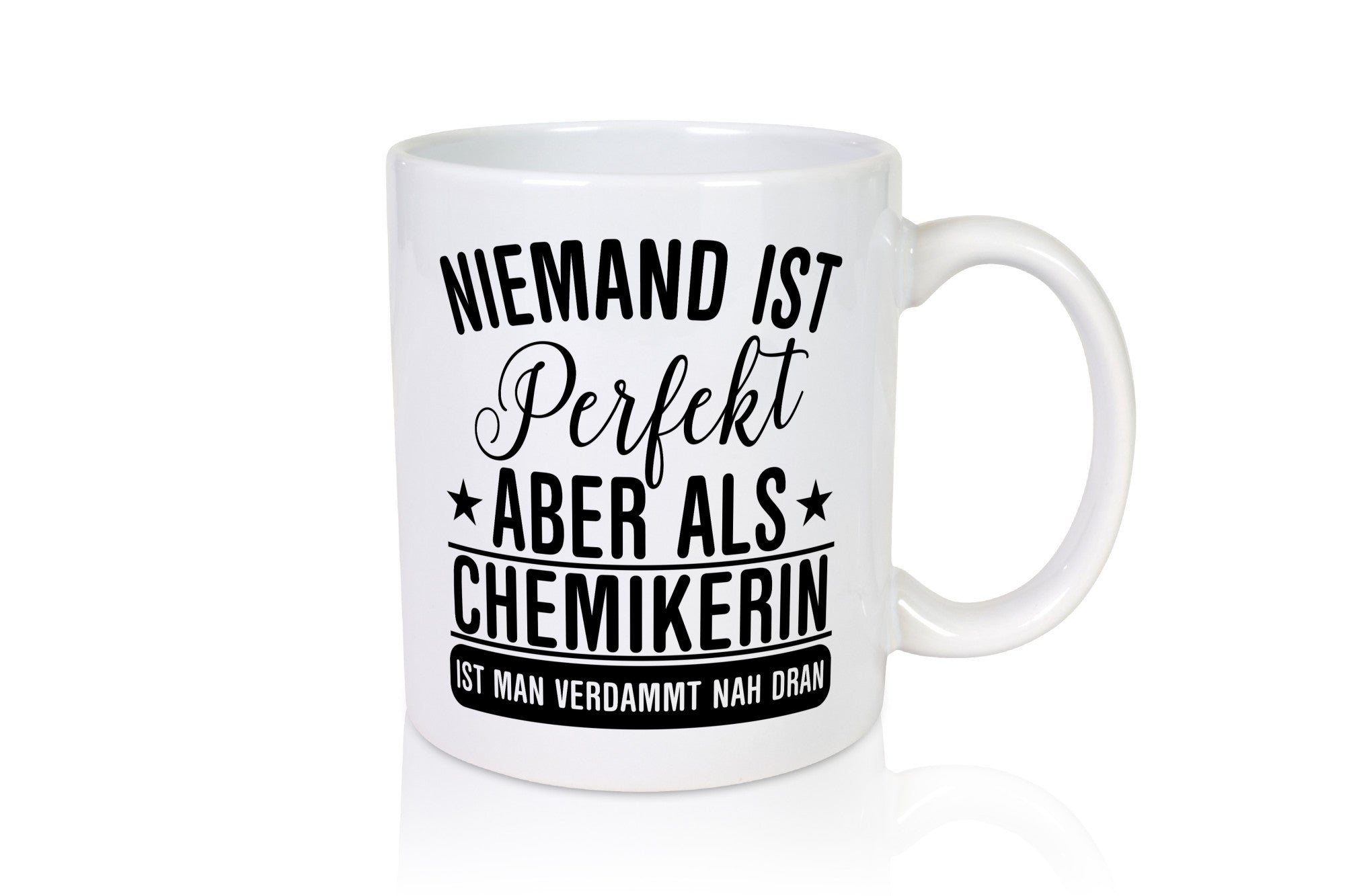 Verdammt nah dran: Chemikerin | Chemie Labor lustig Humor Geschenkidee Geschenk