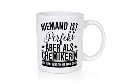 Verdammt nah dran: Chemikerin | Chemie Labor lustig Humor Geschenkidee Geschenk