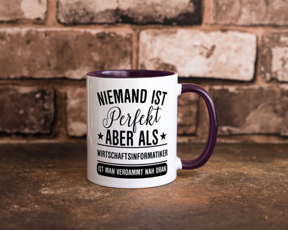 Verdammt nah dran: Wirtschaftsinformatiker | Informatik Humor Geschenkidee Tasse