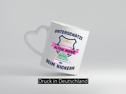 Alter Mann beim Kickern | Tischkicker Tasse Männer Humor Geschenkidee