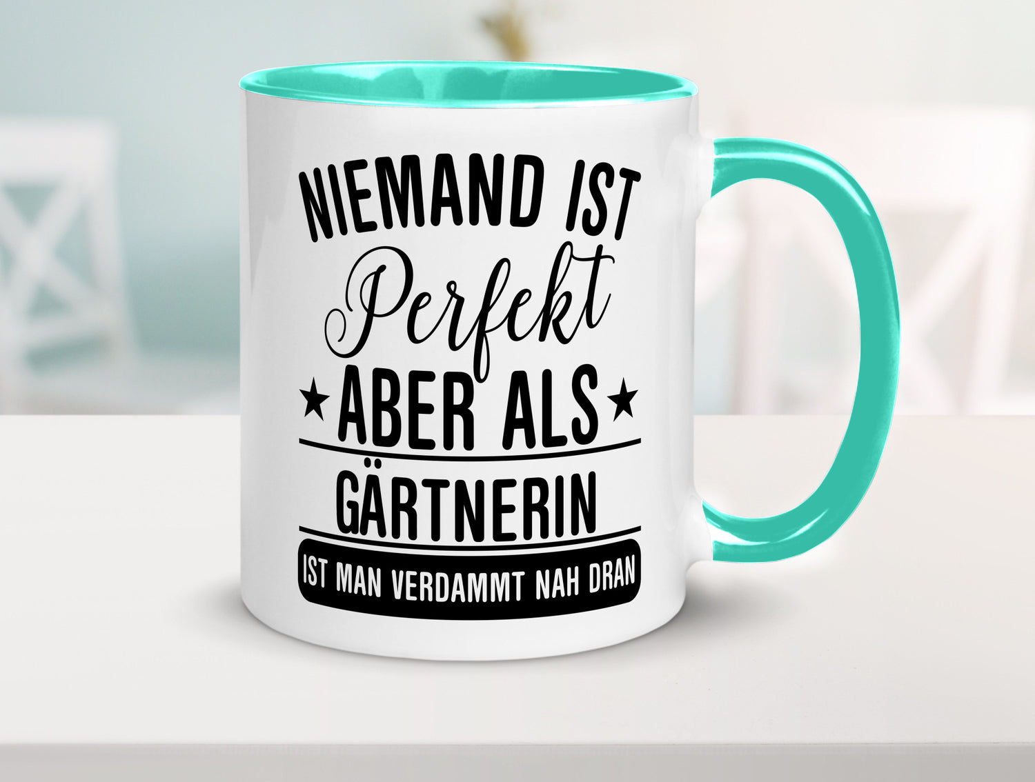 Verdammt nah dran: Gärtnerin | Gartenbau lustig Humor Geschenkidee Geschenk