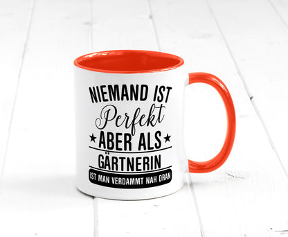 Verdammt nah dran: Gärtnerin | Gartenbau lustig Humor Geschenkidee Geschenk