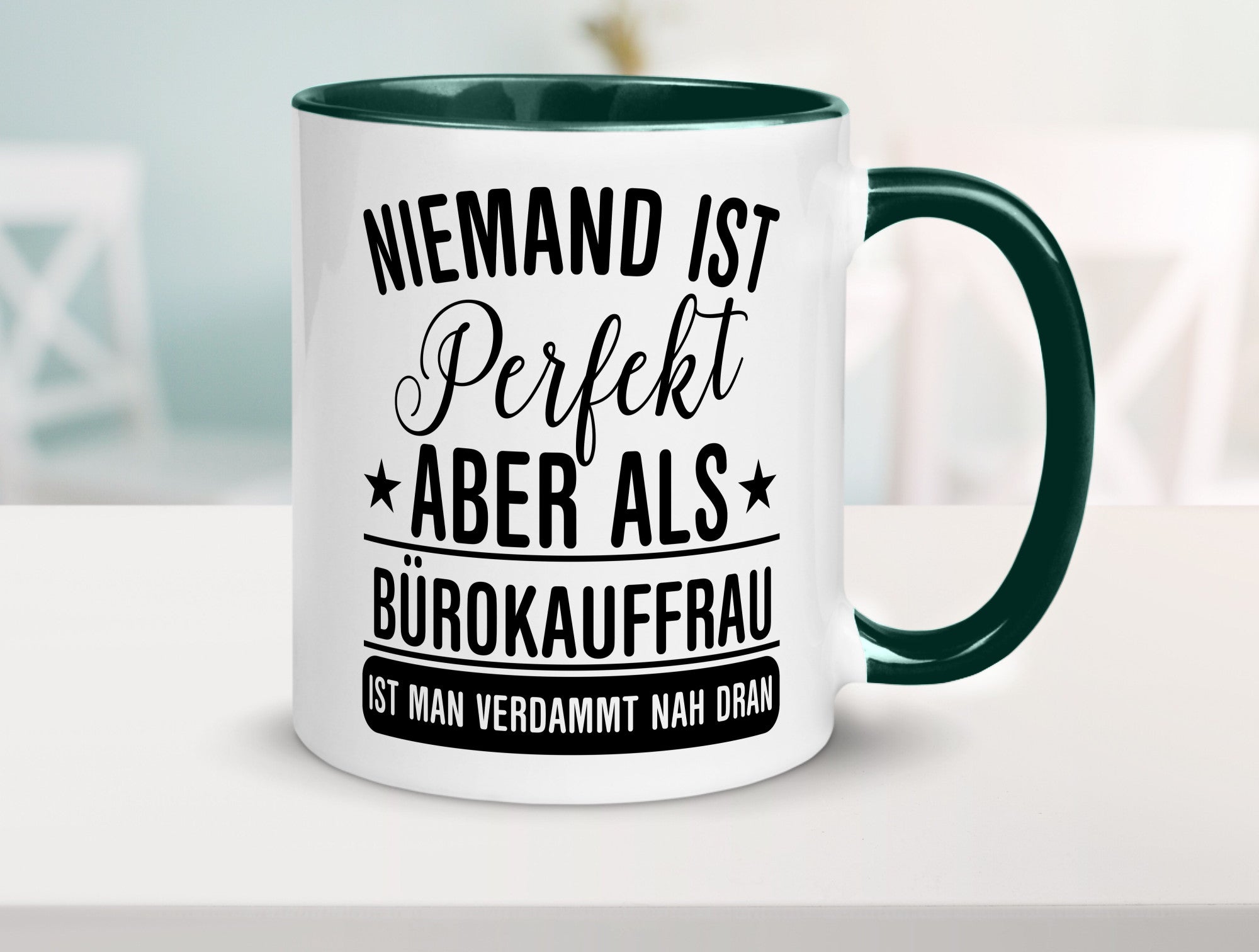 Verdammt nah dran: Bürokauffrau | Kauffrau lustiger Spruch Geschenk Arbeit