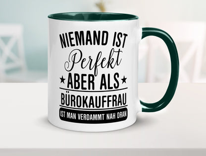 Verdammt nah dran: Bürokauffrau | Kauffrau lustiger Spruch Geschenk Arbeit