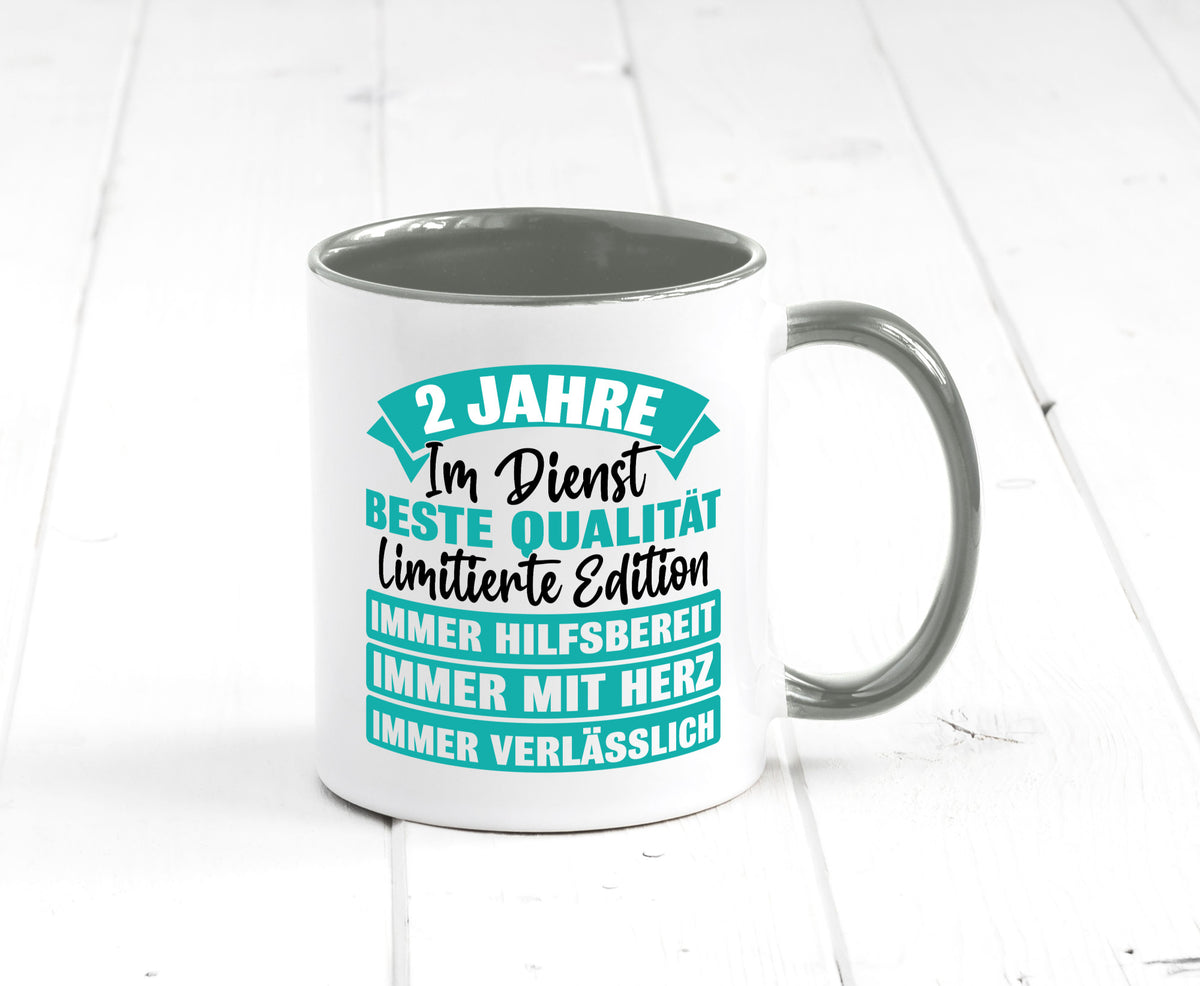 2 Jahre im Dienst | Jubiläum Arbeit v2 Geschenk Kollegen Büro lustiger Spruch Tasse