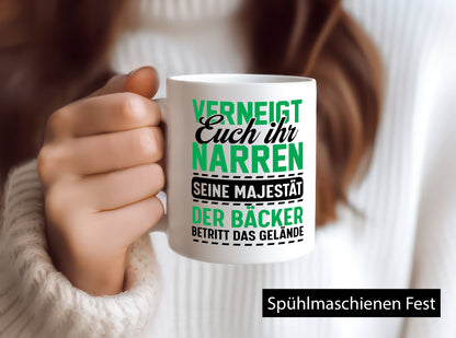 Der Bäcker betritt den Raum | Verneigt euch meister Humor Geschenkidee Tasse