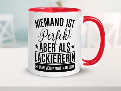 Verdammt nah dran: Lackiererin | lackieren lustiger Spruch Geschenk Humor