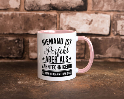 Verdammt nah dran: Zahntechnikerin | Zahnmedizin Humor Geschenkidee Tasse