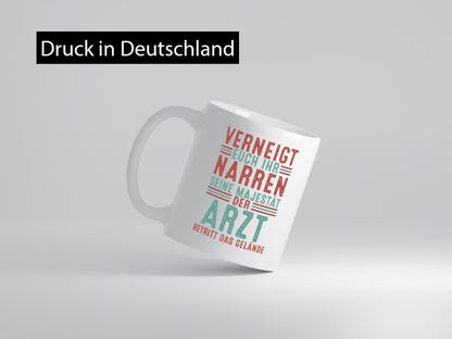 Verneigt euch: Arzt | Medizin Doktor Facharzt v2 Geschenkidee Humor Tasse