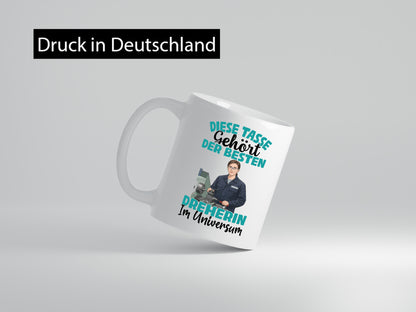 Im Universum: Dreherin | Fräser Dreher Humor Geschenkidee Tasse